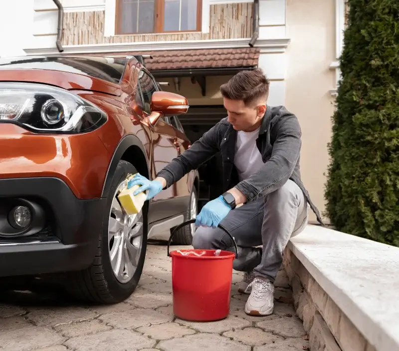Lavage auto à domicile Nurieux-Volognat : professionnel intervenant sur un véhicule